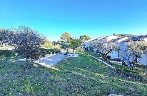 La Garde-Freinet Apartamento | Apartment for 4 people with garden and pool, located in the heart of the Massif des Maures