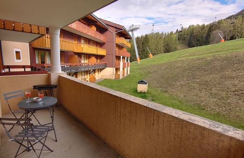 Bellentre Apartamento | Apartment at the foot of the slopes in a typical village of our mountains
