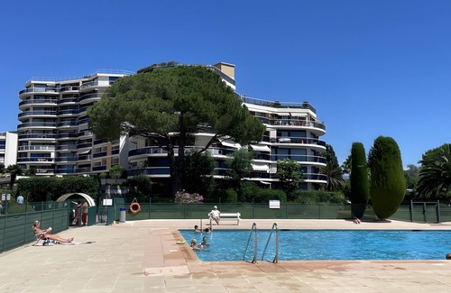 La Napoule Apartamento | Apartment 'Pretty Flat in The Sun' with Mountain View, Shared Pool and Air Conditioning