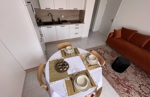 Saint-Hilaire-de-Riez Apartamento | Apartment with sea view, beach access and natural swimming pool nearby