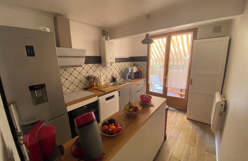 Saint-Mandrier-sur-Mer Apartamento | Apartamento de 55m2, playa a 80m y pinar, terraza, 1 habitación, cocina independiente.