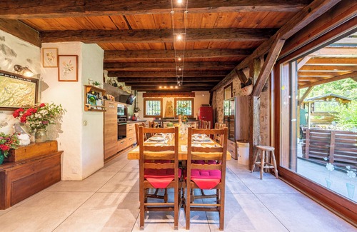 Giez Apartamento | Apartamento 'Gîte Chapô Julô - L'originel' con vistas a las montañas, terraza privada y Wi-Fi