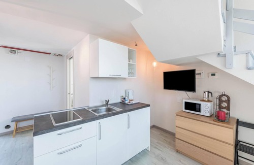 Toscolano Maderno Apartamento | Apartment Garda Friends Mondrian with Lake Views, Garden & Wi-Fi