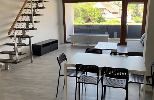 Eschelbronn Apartamento | Apartamento 'Geräumige Ferienwohnung Eschelbronn' con balcón y Wi-Fi