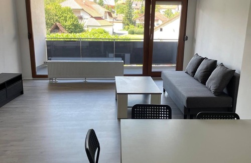 Eschelbronn Apartamento | Apartamento 'Geräumige Ferienwohnung Eschelbronn' con balcón y Wi-Fi