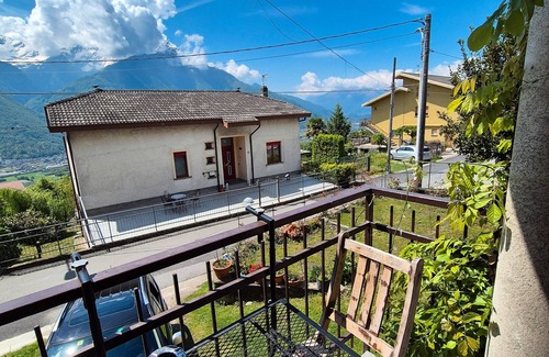 Cino Apartamento | Apartamento 'Girasole' con vistas a la montaña, jardín privado y Wi-Fi