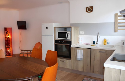 Arreau Apartamento | Apartamento 'Gîte Au Coeur D'Arreau' con vistas a la montaña y balcón