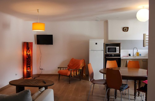 Arreau Apartamento | Apartamento 'Gîte Au Coeur D'Arreau' con vistas a la montaña y balcón