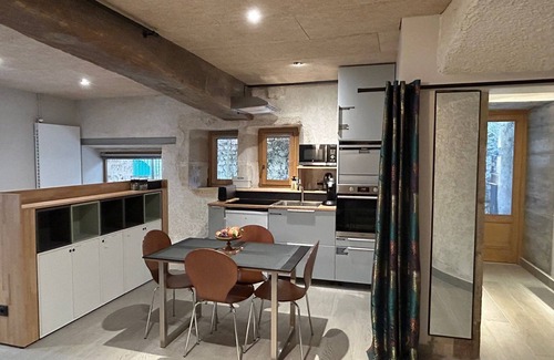 Talissieu Apartamento | Apartamento 'Gite Au Pied Du Grand Colombier' con terraza privada y Wi-Fi
