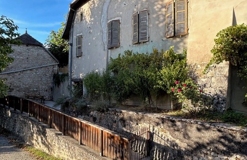 Talissieu Apartamento | Apartamento 'Gite Au Pied Du Grand Colombier' con terraza privada y Wi-Fi
