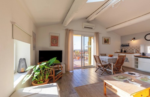 Mallemort Apartamento | Apartamento 'Gîte Durance' con vistas a la montaña, Wi-Fi y aire acondicionado