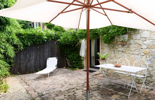 Vescovado Apartamento | Apartamento 'Glicine - Antiche Dimore' con Piscina Compartida, Wi-Fi y Aire Acondicionado