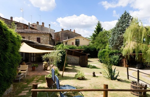 Vescovado Apartamento | Apartamento 'Glicine - Antiche Dimore' con Piscina Compartida, Wi-Fi y Aire Acondicionado