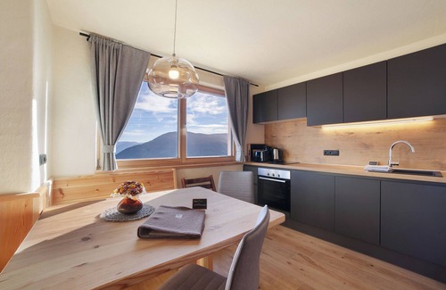 Lagundo Apartamento | Apartamento 'Grillentol Hauserhof' con vistas a la montaña, jardín compartido y Wi-Fi