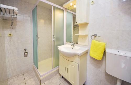 Prigradica Apartamento | Apartment Haus Peric-2 by Interhome