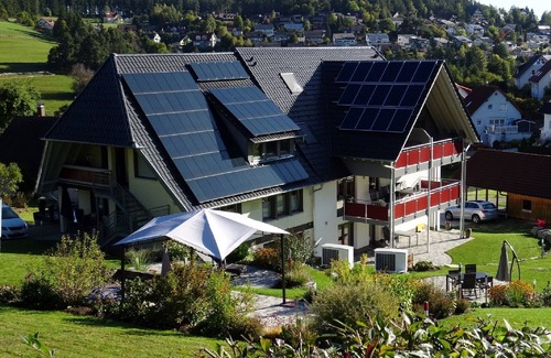 Unterkirnach Apartamento | Apartamento 'Holzwieb' con terraza privada, jardín compartido y Wi-Fi