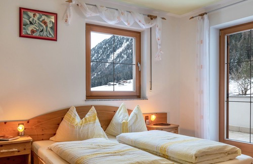 Pennes Apartamento | Apartamento "Huterhof Wiesengrund 1" con vistas a la montaña, balcón y Wi-Fi