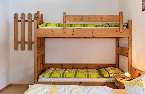 Pennes Apartamento | Apartamento "Huterhof Wiesengrund 1" con vistas a la montaña, balcón y Wi-Fi