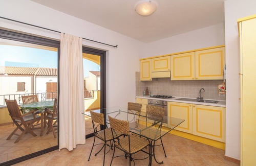 Porto Pozzo Apartamento | Apartamento 'I Mirti 2' con terraza privada, jardín compartido y aire acondicionado.