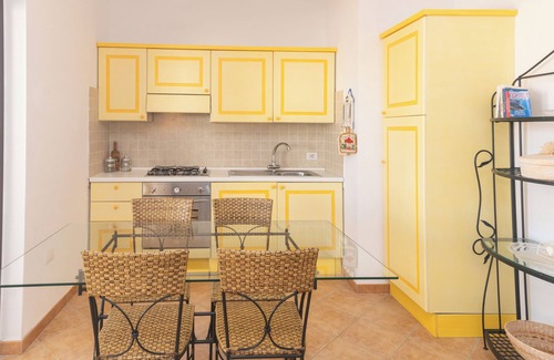 Porto Pozzo Apartamento | Apartamento 'I Mirti 2' con terraza privada, jardín compartido y aire acondicionado.