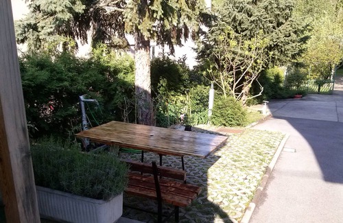 Zagreb Casa | Apartamento II para vacaciones rodeado de jardín (WI-FI GRATUITO Y APARCAMIENTO GRATUITO)