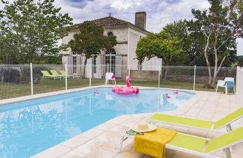 Barbaste Apartamento | Apartamento en el corazón de un campo de golf con piscina climatizada.
