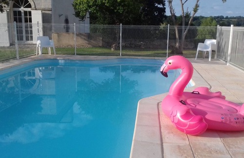 Barbaste Apartamento | Apartamento en el corazón de un campo de golf con piscina climatizada.