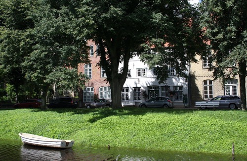 Friedrichstadt Apartamento | Apartamento en una casa histórica justo en el agua con bote y bicicletas