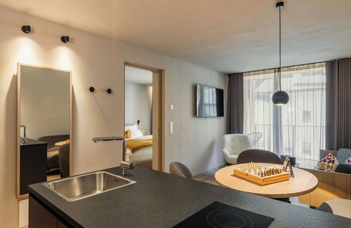 Sesto Apartamento | Apartamento vacacional en un hotel 'Apartment Home' con vistas a la montaña, jardín comunitario y wifi