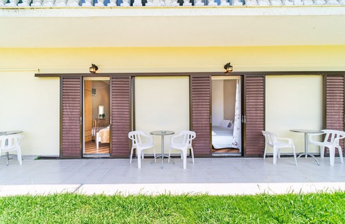 Marathias Casa | Apartamento En Un Hotel 'Family Studio Marathias ' Con Terraza Compartida y Aire Acondicionado