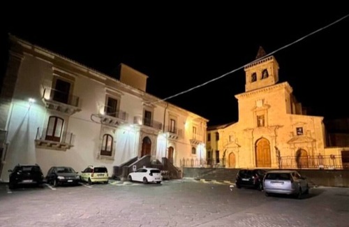 Francofonte Apartamento | Apartment in an 1800s building.