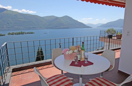 Porto Ronco Apartamento | Apartment in an elevated position with magnificent panoramic views of the Brissago Islands