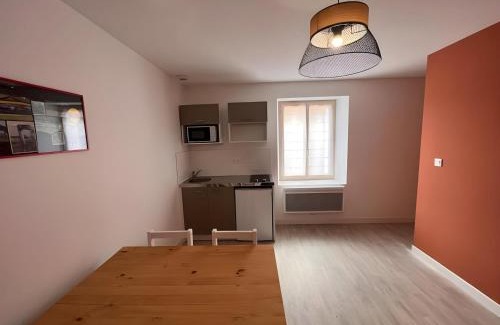 Ballon-Saint-Mars Apartamento | Apartment in Ballon near Le Mans Circuit