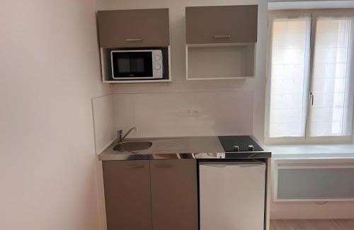 Ballon-Saint-Mars Apartamento | Apartment in Ballon near Le Mans Circuit