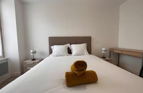Ballon-Saint-Mars Apartamento | Apartment in Ballon near Le Mans Circuit