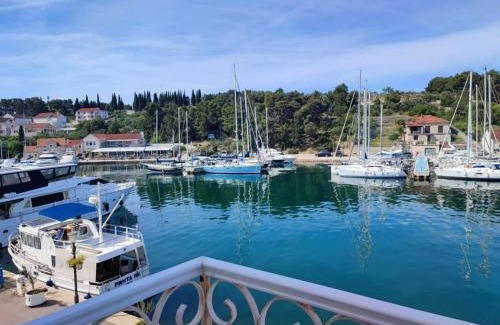 Milna (Brac) Apartamento | Apartment in centre of Milna