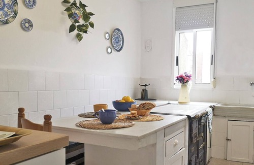 Catasol Apartamento | Apartamento en casa de pueblo con encanto restaurada,art & patio, descanso.