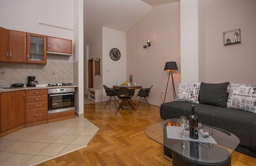 Pula Apartamento | Apartment in city center with sea view