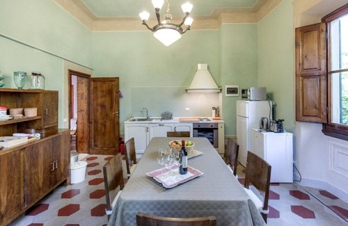 Vicchio Villa | Villa de campo con gran jardín rodeado de verdes cipreses toscanos