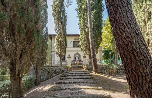 Vicchio Villa | Villa de campo con gran jardín rodeado de verdes cipreses toscanos