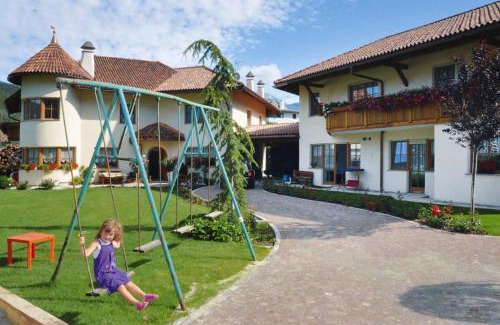 Sciaves Apartamento | Apartment in Dolomites with Pool Access