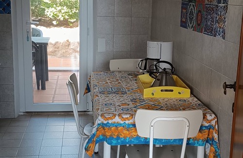Villaggio Piras Apartamento | Apartamento en casa de la familia rodeado de vegetación