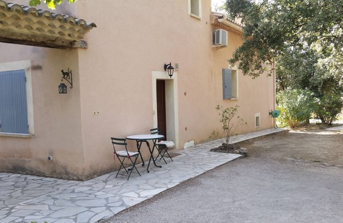 Vaison-la-Romaine Apartamento | Apartamento en el corazón del bosque de pinos.