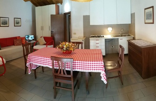 Casale Marittimo Apartamento | Apartment in a country house on a hill overlooking the sea with a large park and swimming pool