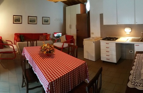 Casale Marittimo Apartamento | Apartment in a country house on a hill overlooking the sea with a large park and swimming pool