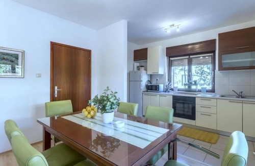 Kastel Novi Apartamento | Apartamento en Kaštel Novi con Terraza, Acondicionador, WIFI, Lavadora (5104-2)