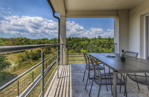 Ripenda Verbanci Apartamento | Apartment in Labin with Pool & Beach Nearby