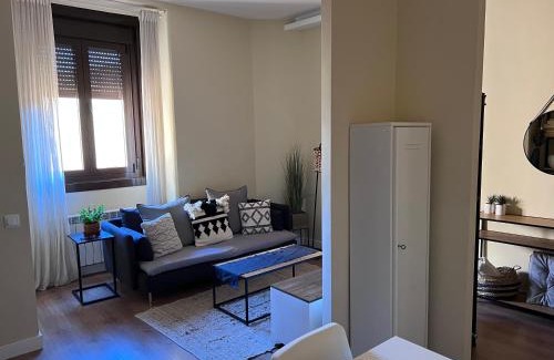 Palacio Apartamento | Apartment in monumental square Madrid Center
