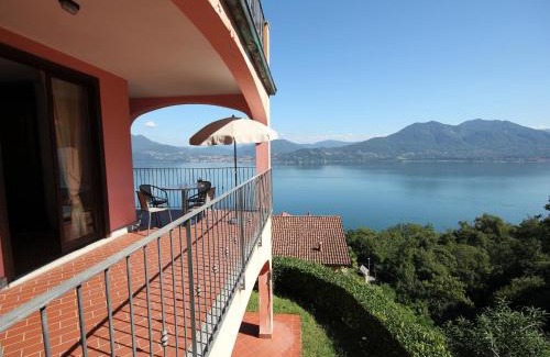 Oggebbio Apartamento | Apartment in Oggebbio with Lake Maggiore Views