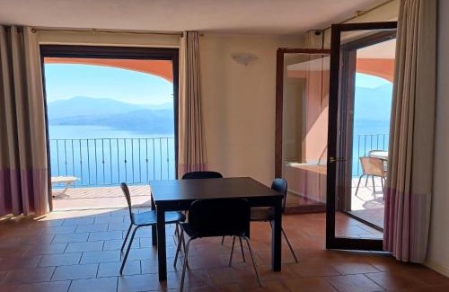 Oggebbio Apartamento | Apartment in Oggebbio with Lake Maggiore Views